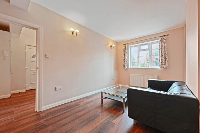 2 Bedroom Flat To Rent In Hanover Court, Uxbridge Road, Shepherds Bush, W12