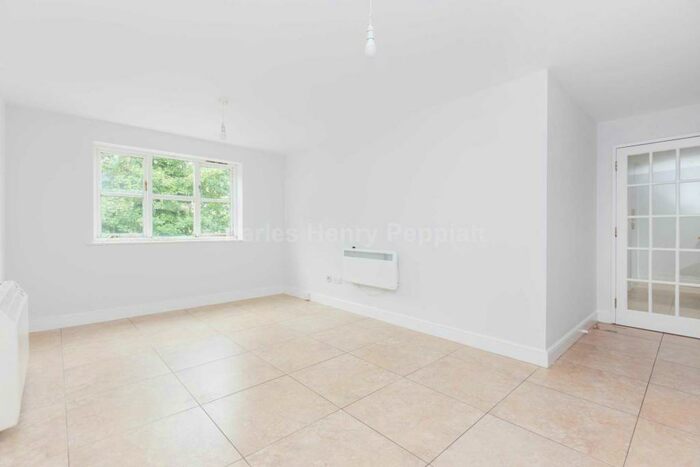 2 Bedroom Apartment To Rent In Stevenson Close, Oakleigh Park, EN5