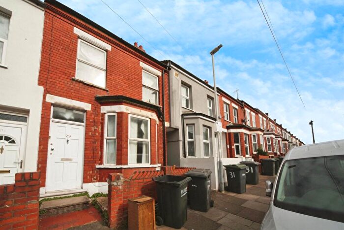 3 Bedroom Terraced House For Sale In Saxon Road, Luton, LU3