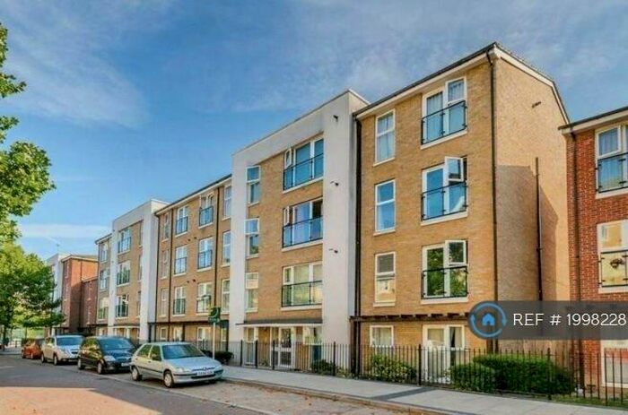 2 Bedroom Flat To Rent In Chandler Way, London, SE15