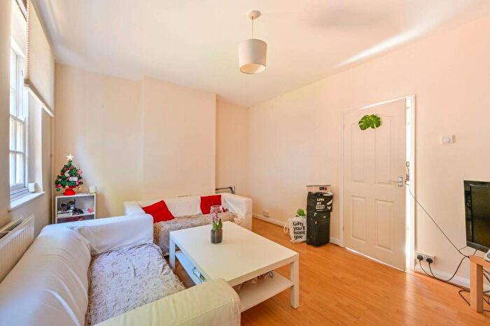 3 Bedroom Terraced House To Rent In Kingfield Street, Isle Of Dogs, London, E14
