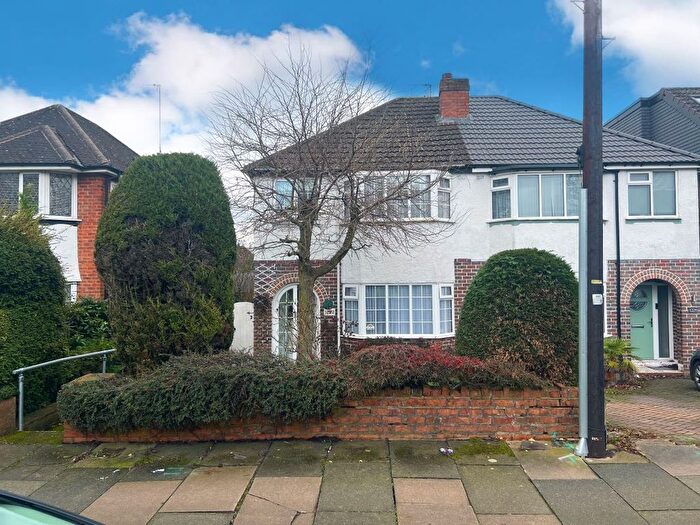 3 Bedroom Semi Detached House For Sale In Bristol Road South, Northfield, Birmingham, B31