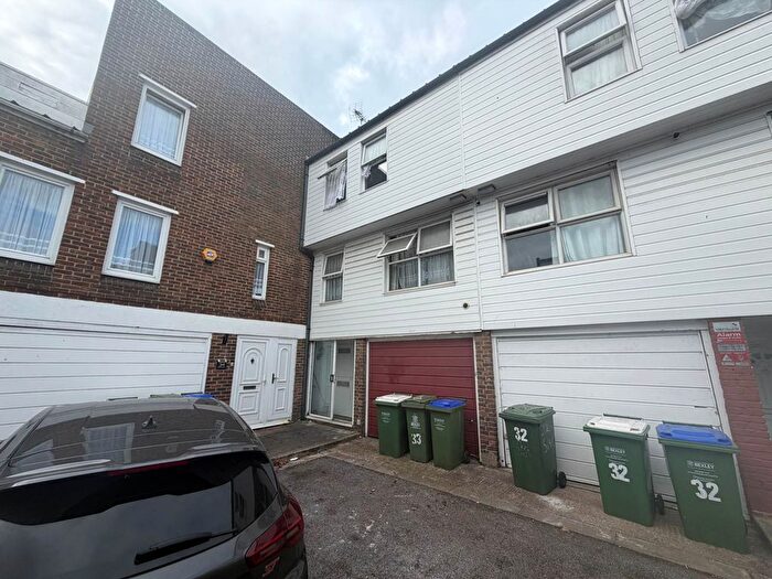 4 Bedroom Property For Sale In St. Martins Close, Erith, DA18
