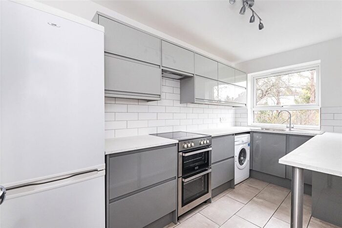 2 Bedroom Flat To Rent In Drake Court, Cranes Park Avenue, Surbiton, Surrey, KT5