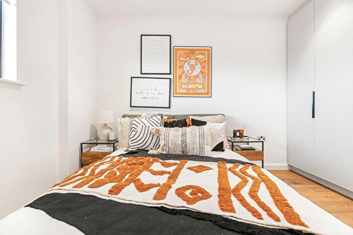 2 Bedroom Apartment For Sale In Water's Edge Court, Yeo Street, London, E3