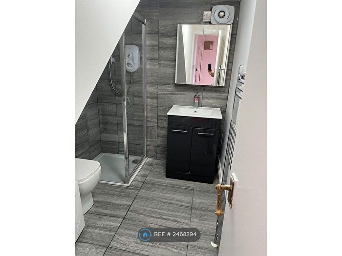 2 Bedroom Flat To Rent In Hollyshaw Lane, Leeds, LS15