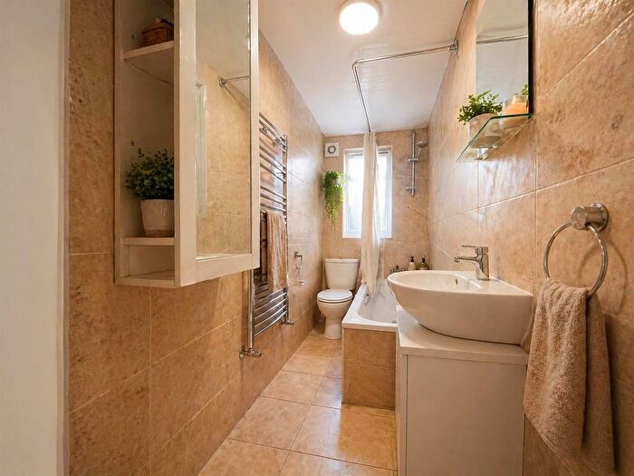 2 Bedroom Flat To Rent In Great West Road, Hounslow, TW5
