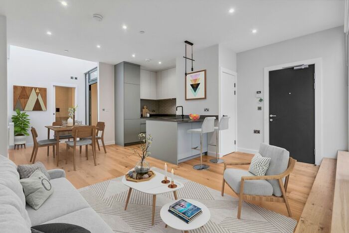 2 Bedroom Flat To Rent In George Street, Richmond, TW9