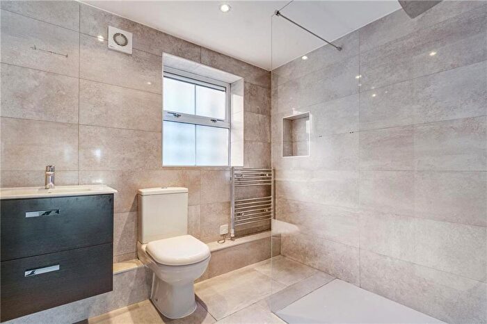 1 Bedroom Flat To Rent In Gallery Court, London, SW10
