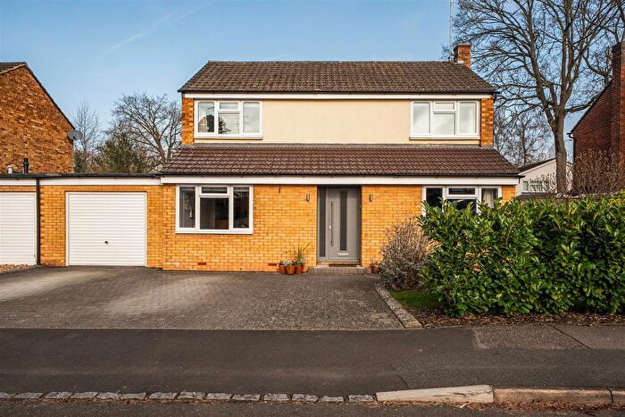 4 Bedroom Link Detached House For Sale In Lyneham Road Crowthorne, Berkshire, RG45