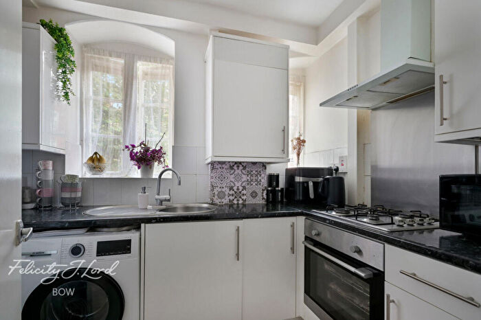 2 Bedroom Flat For Sale In Palissy Street, London, E2