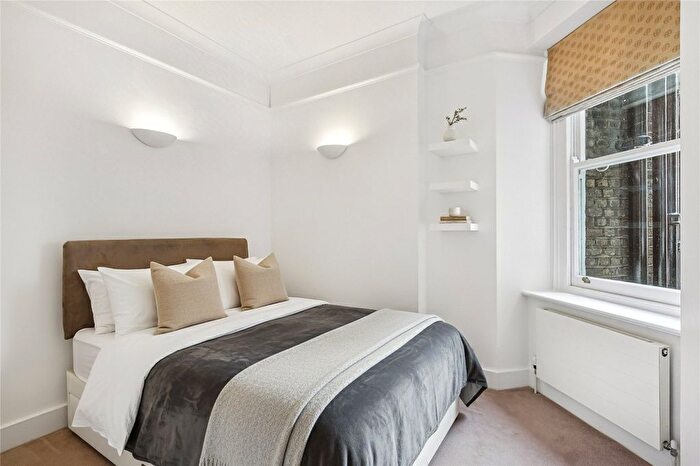 2 Bedroom Flat To Rent In Prince Of Wales Mansions, Prince Of Wales Drive, London, SW11