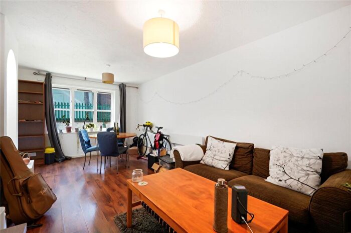 2 Bedroom Apartment For Sale In Heddington Grove, London, N7