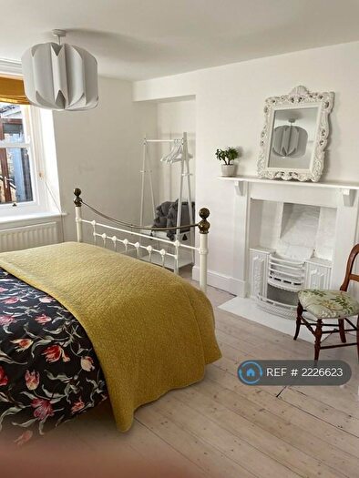 2 Bedroom Flat To Rent In High Street, Castle Cary, BA7