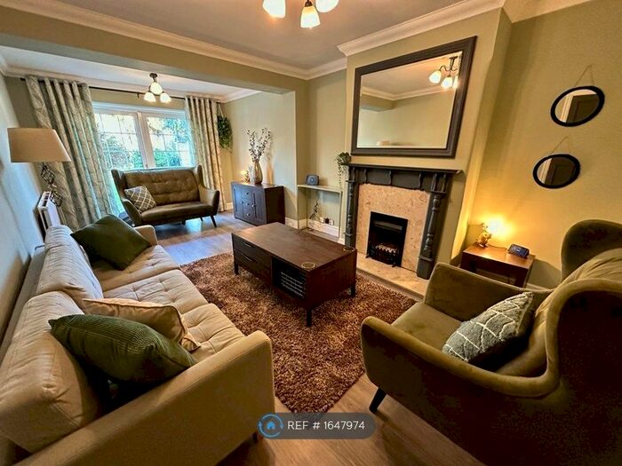 3 Bedroom Semi-Detached House To Rent In Forbes Close, Sale, M33