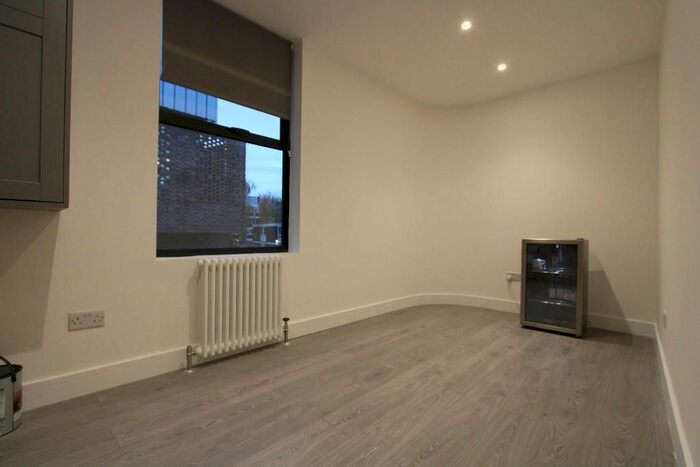 3 Bedroom Flat To Rent In Parkgate Road, London, SW11
