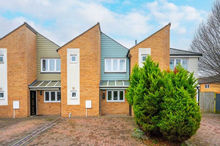 3 Bedroom Semi-Detached House To Rent In Jacobs Green, Guildford, GU1