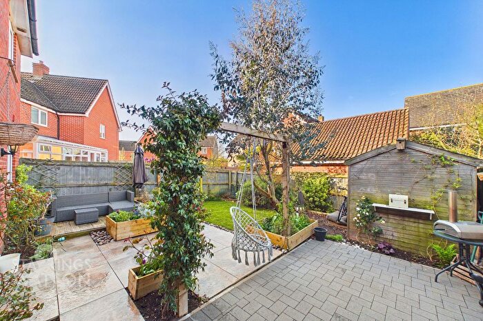 4 Bedroom Link Detached House For Sale In Kingfisher Walk, Loddon, Norwich, NR14