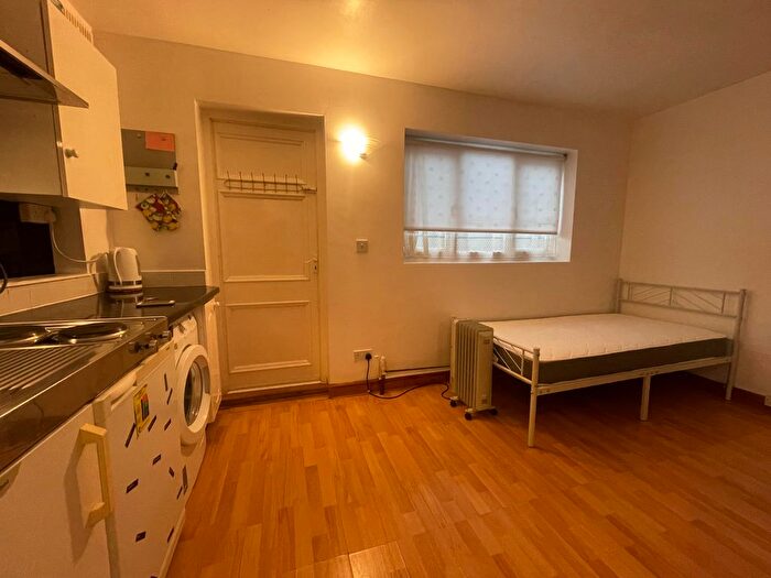 Studio To Rent In Thorncliffe Road, Southall, UB2