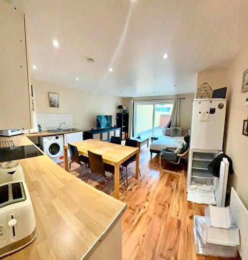 4 Bedroom Flat To Rent In Bishops Way, Bethnal Green, E2