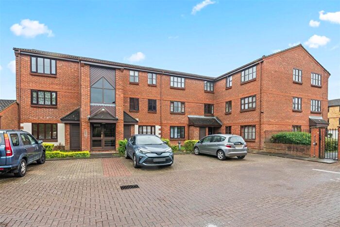 1 Bedroom Flat For Sale In Spring Grove, Mitcham, CR4