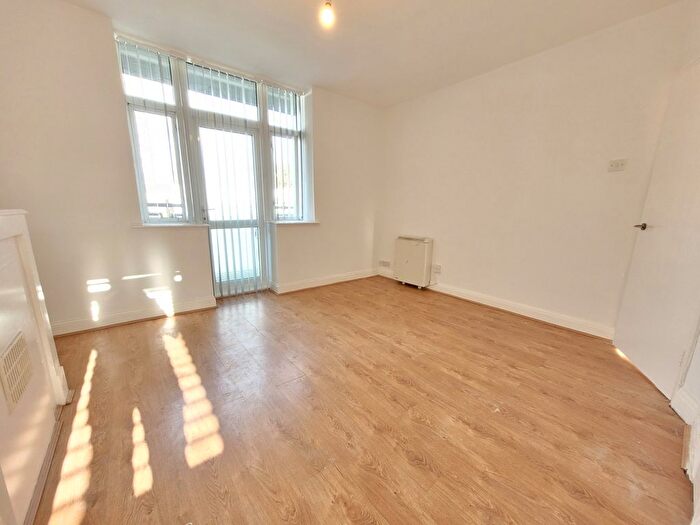 2 Bedroom Flat To Rent In Angel Close, Edmonton, N18