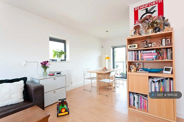 3 Bedroom Flat To Rent In Vandome Close, London, E16