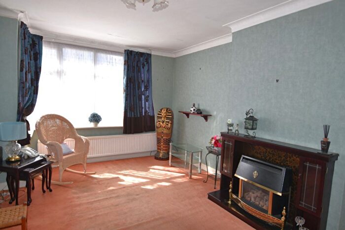 3 Bedroom Semi-Detached House For Sale In Wandleside, Wallington, SM6
