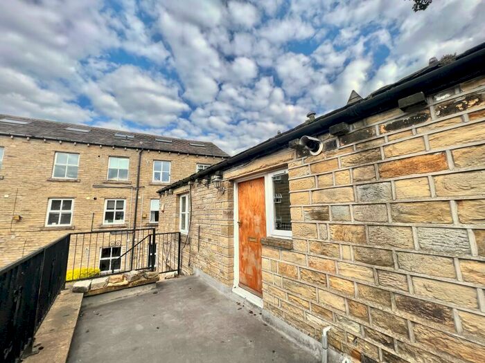 1 Bedroom Flat To Rent In St. Philips Court, Huddersfield, HD3