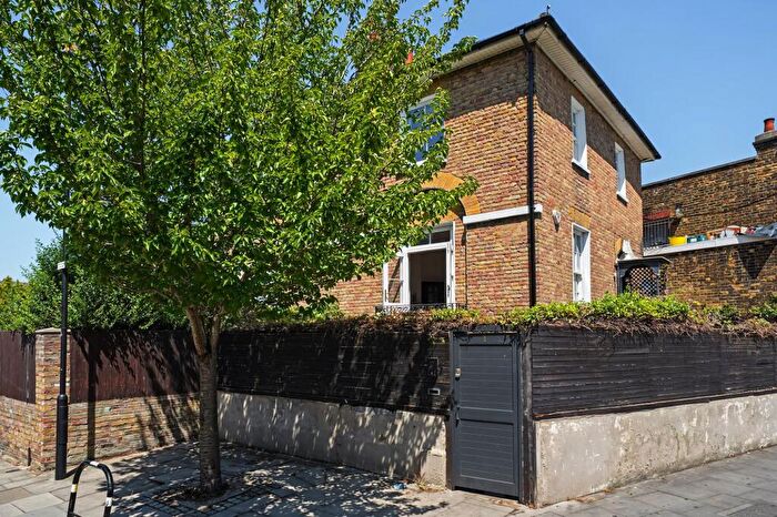 2 Bedroom Semi-Detached House For Sale In Stamford Grove East, London, N16
