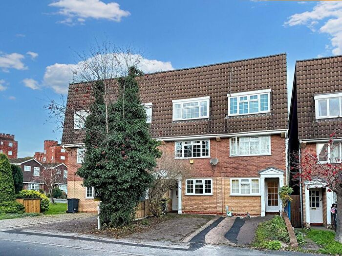 3 Bedroom Terraced House For Sale In Waldale Drive, Leicester, LE2