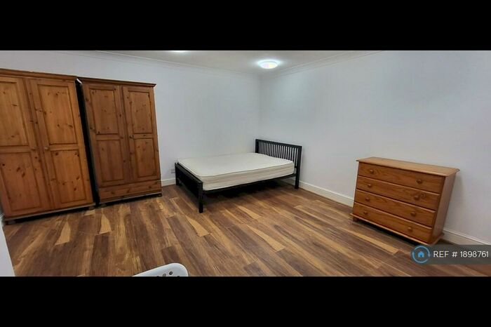 Studio To Rent In Alexandra House, London, N4