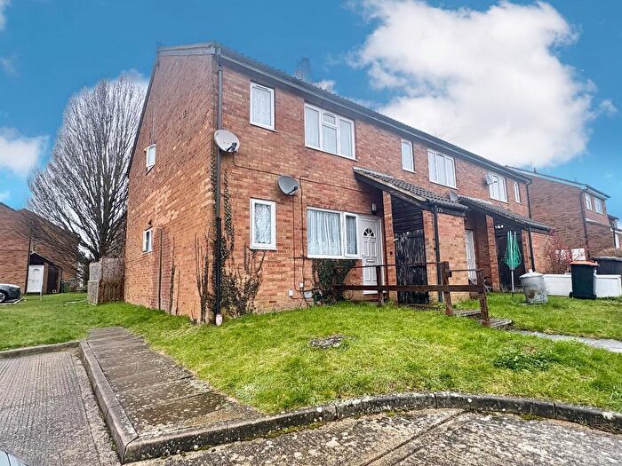 1 Bedroom Maisonette For Sale In Conway Close, Houghton Regis, Bedfordshire, LU5