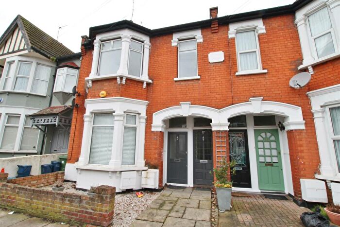 2 Bedroom Flat To Rent In Fleetwood Avenue, Westcliff-On-Sea, Essex, SS0