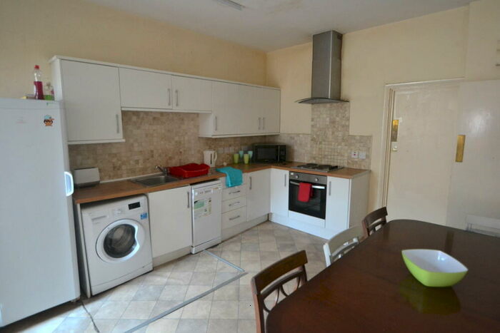 6 Bedroom Semi-Detached House To Rent In Castle Boulevard, Nottingham, NG7