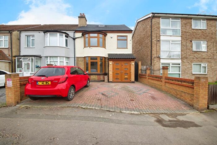4 Bedroom End Of Terrace House For Sale In Jutsums Lane, Romford, RM7