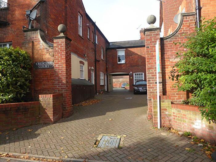 2 Bedroom Apartment To Rent In Flat Crescent Court, The Crescent, MK40