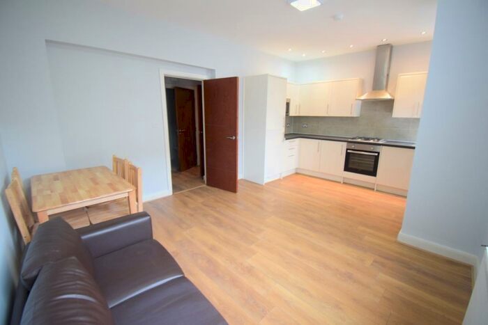 2 Bedroom Maisonette To Rent In Stoke Newington High Street, London, N16