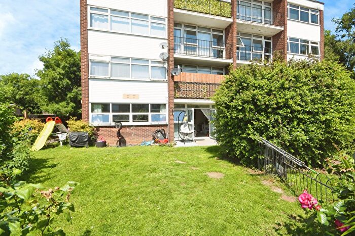 2 Bedroom Flat For Sale In Tower Hill, Brentwood, CM14