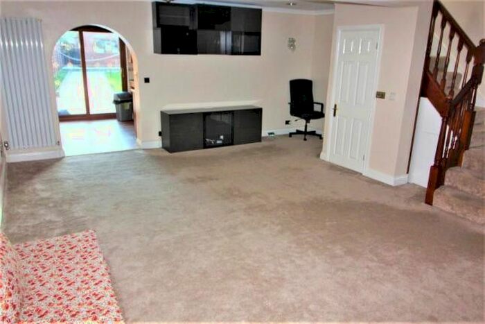 5 Bedroom Semi-Detached House To Rent In Blackpool Gardens, Hayes, UB4