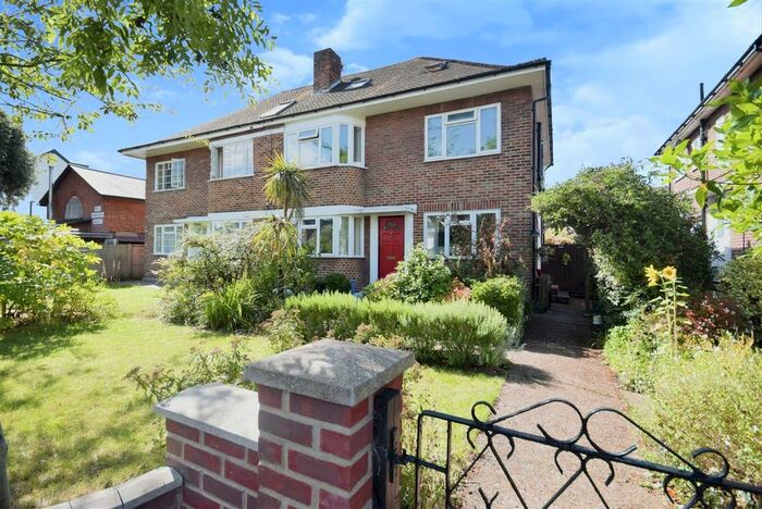 2 Bedroom Flat To Rent In Richmond Road, London, SW20