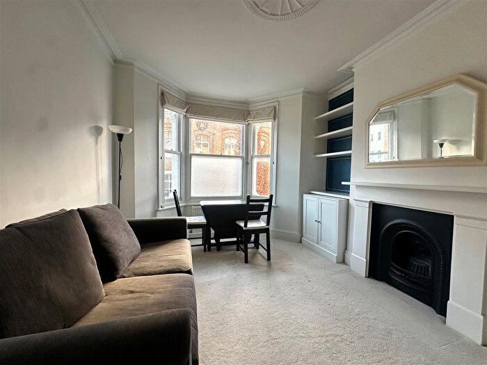 2 Bedroom Flat To Rent In Warriner Gardens, London, SW11