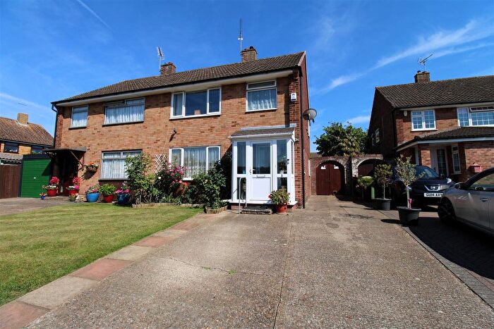 3 Bedroom Property For Sale In Mayes Close, Swanley, BR8