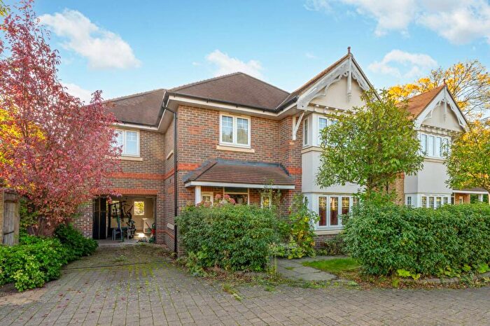 5 Bedroom Detached House For Sale In Daisy Close, Kingsbury, London, NW9