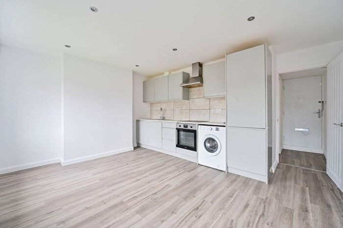 2 Bedroom Flat To Rent In East Street, Elephant And Castle, London, SE17