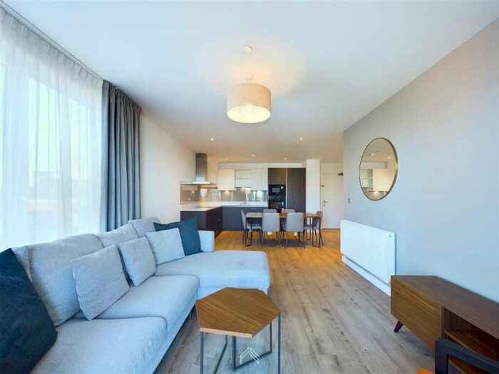 3 Bedroom Flat To Rent In Southbrook Road, London, SE12