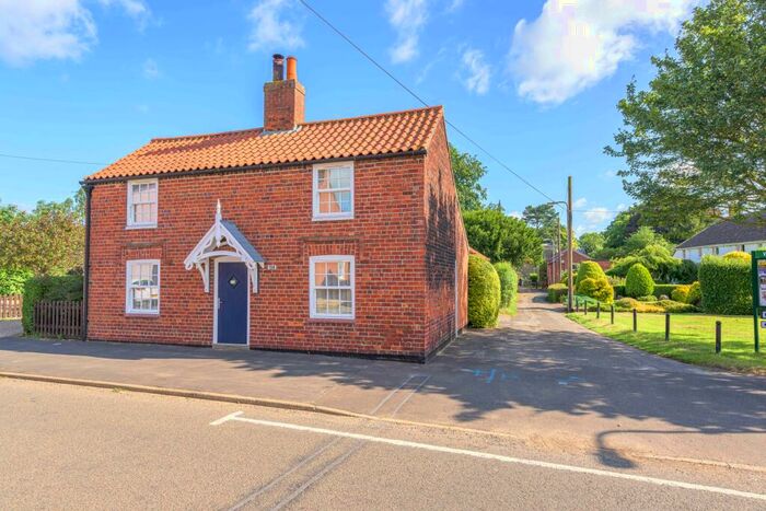 2 Bedroom Detached House For Sale In Main Road, Hundleby, PE23
