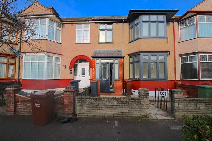 6 Bedroom Property To Rent In Woodbridge Road, Barking, IG11