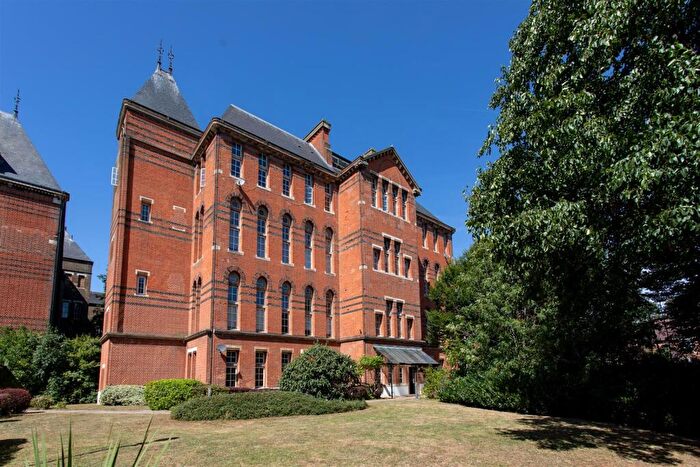 2 Bedroom Apartment To Rent In Makepeace Road, Wanstead, E11