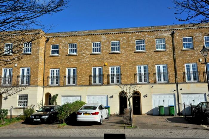 4 Bedroom Town House To Rent In Chadwick Place, Kingston, KT6